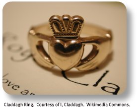 Image of a gold ring with an upright Claddagh symbol. Image Credit:  Wikimedia Commons.