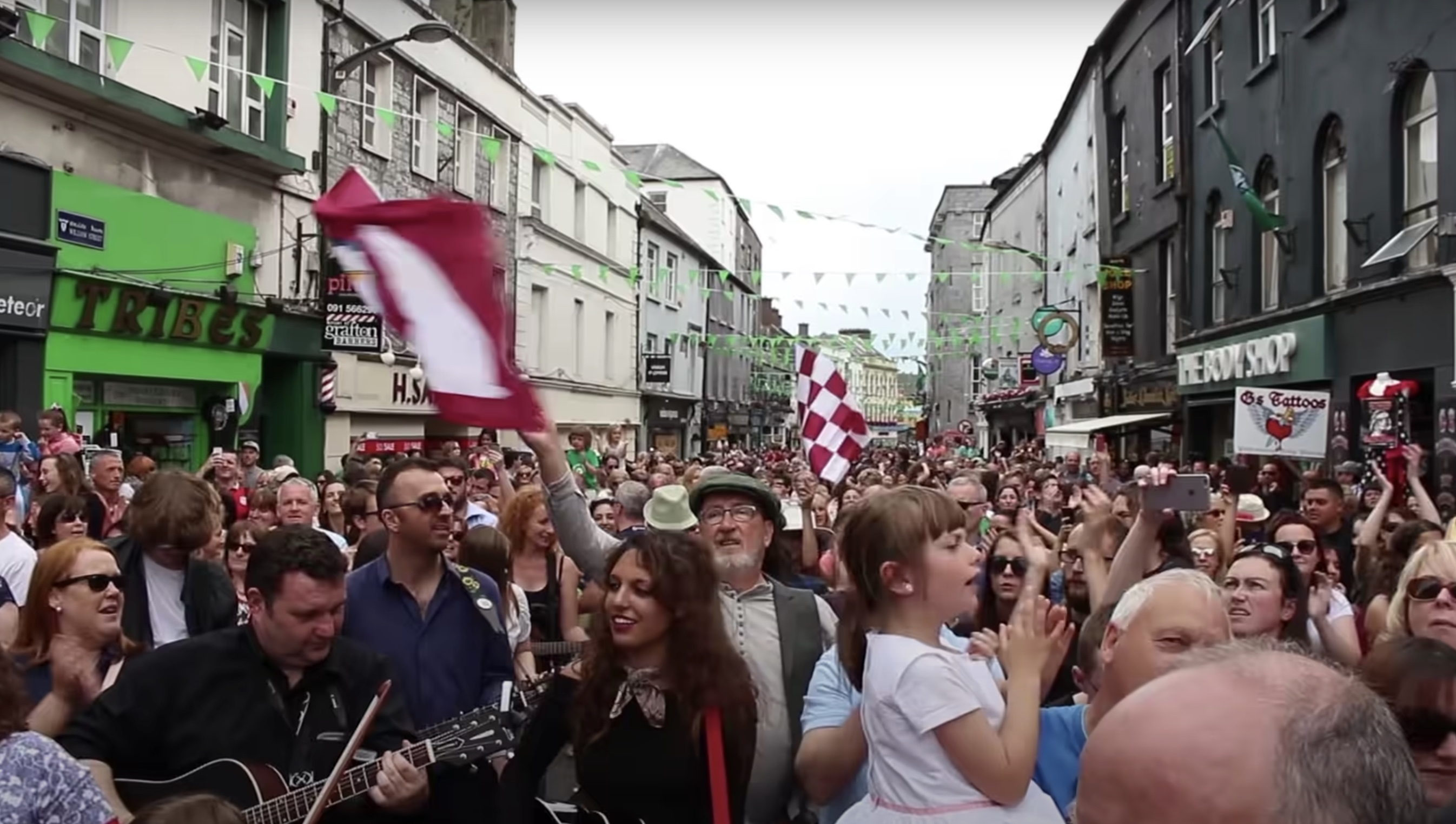 Irish Expressions:  The Galway Girl Lyrics.  Image of crowd singing "Galway Girl."  Photocredit: KamiFilms (via YouTube).