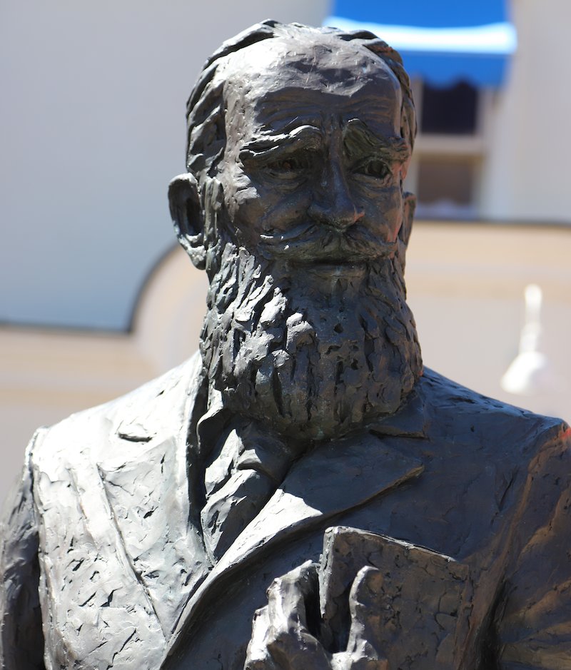 Statue of George Bernard Shaw